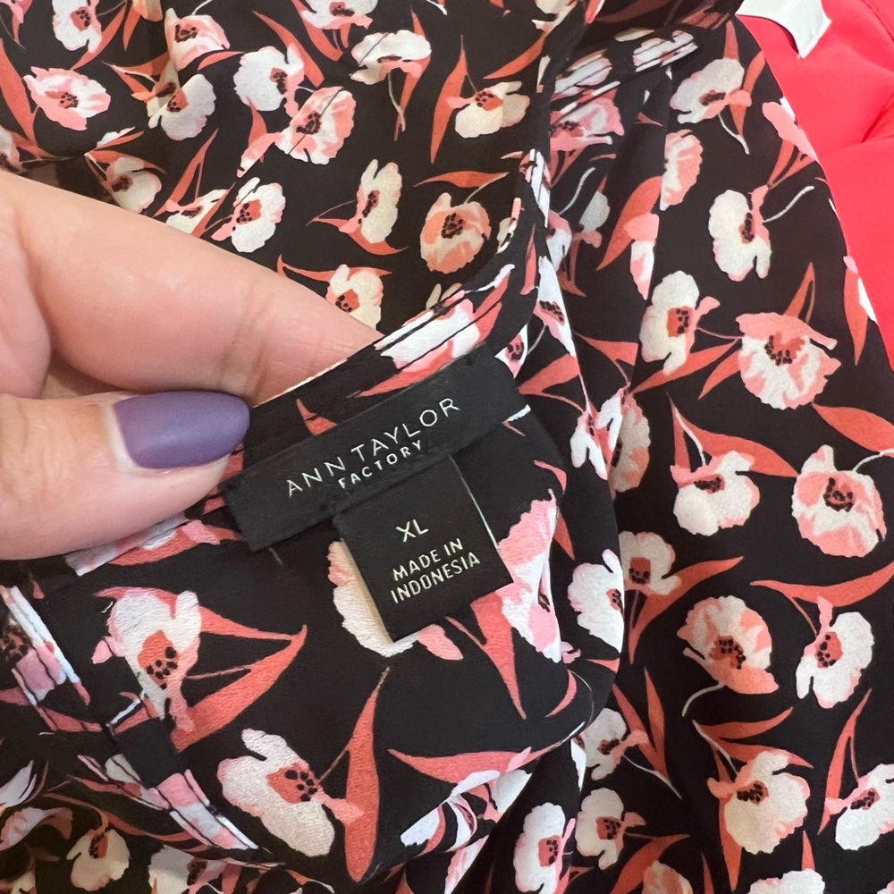 🛍️2/$20 Ann Taylor Top - Picture 5 of 7